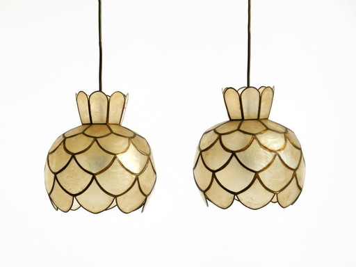 Zwei sehr elegante, atemberaubend schöne Pendelleuchten im Mid-Century-Modern-Stil aus Capiz-Muscheln