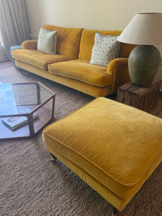 Image 1 of Splendido divano a 3 posti di Sofa.com in velluto color caramello, completo di pouf.