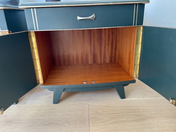 Image 1 of Ensemble de chambre à coucher remis à neuf, de style Mid Century - Noyer strié, Grachtengroen et accents argentés