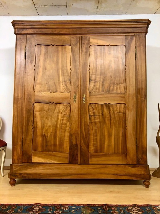 Antieke Biedermeier kledingkast – massief walnotenhout met krakelingvormige vakken, circa 1850