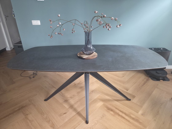 Image 1 of Moderner dänischer ovaler Esstisch mit 4 Drehstühlen
