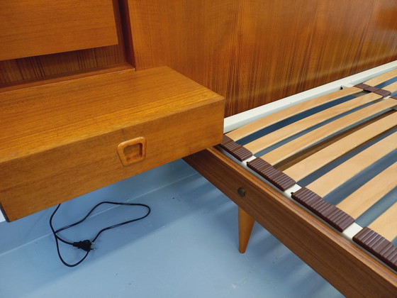 Image 1 of Lit double vintage style scandinave en teck des années 60 avec chevets lumineux intégrés et sommier