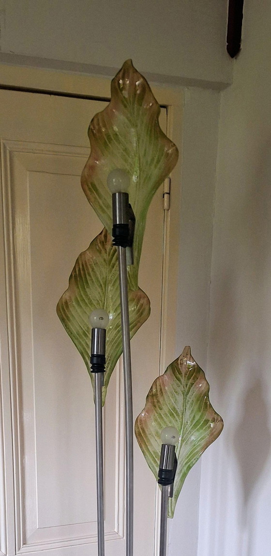 Image 1 of Lampada da terra con paralumi in vetro di Murano a forma di foglia, anni '90