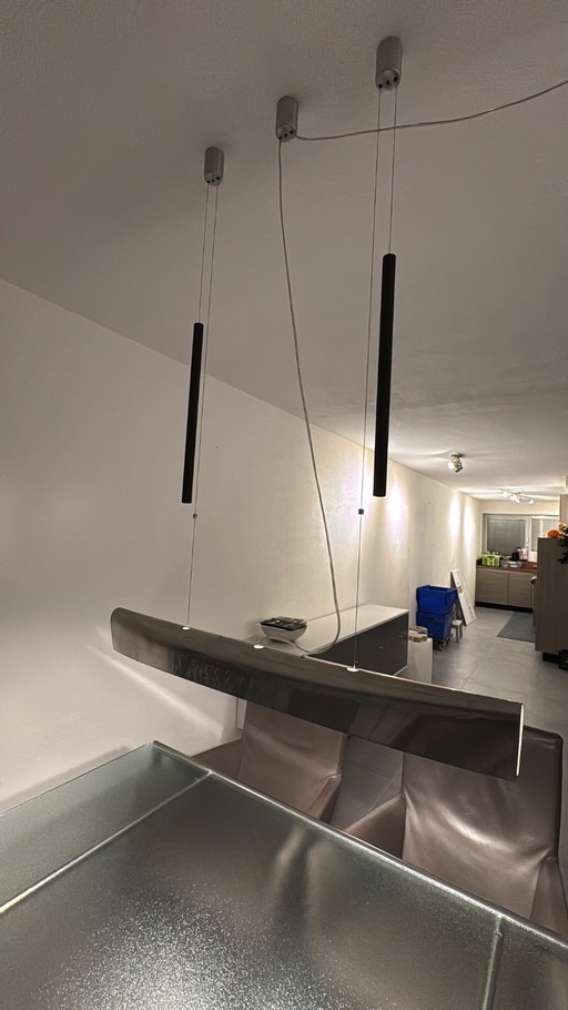 Sedie con etichetta e tavolo e lampada di design