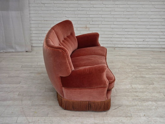 Image 1 of Deense driezitsbank uit de jaren 70, gebogen model, roze meubelvelours.