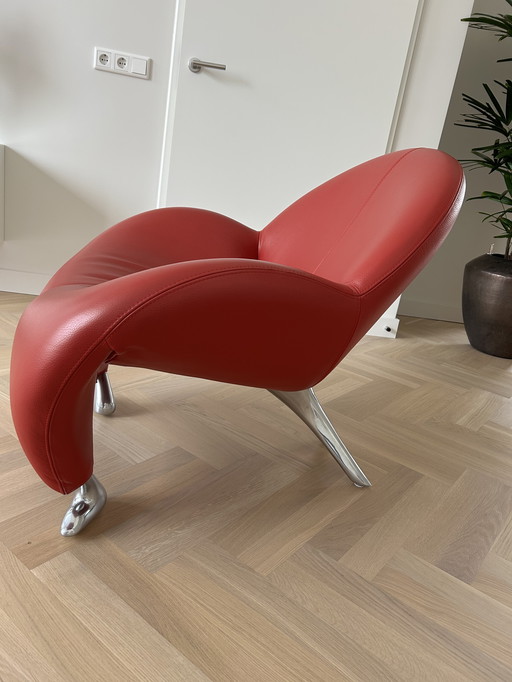 Papageno, een iconische fauteuil in rood leer in nieuwstaat