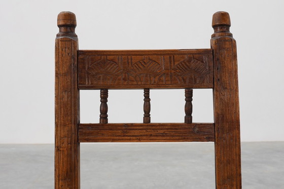 Image 1 of Sedia laterale spagnola in rovere intagliata a mano del XIX secolo con seduta in velluto