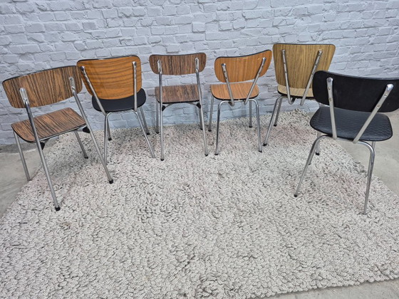 Image 1 of Ensemble de 6 chaises de cuisine vintage Brabantia, gaies et pleines de caractère – Mélange de bois veiné et de similicuir noir