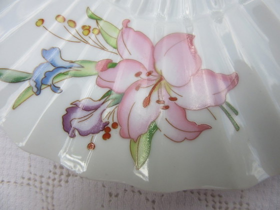3 Piattini/Vassoi Vintage a forma di ventaglio in porcellana con decorazioni floreali autentiche (photo 3 of 11)