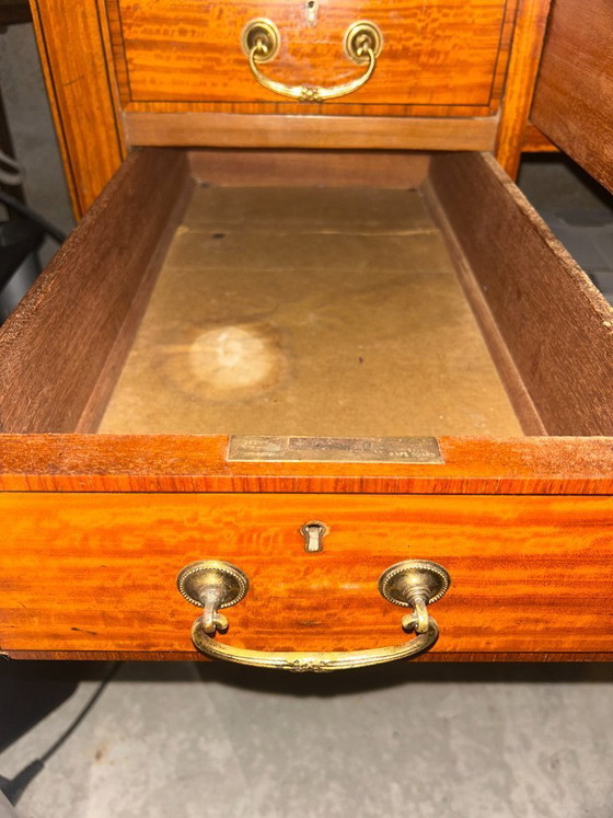 Image 1 of Maple & Co Prachtig Edwardiaans bureau van satijnhout met kruisbanden van walnoothout