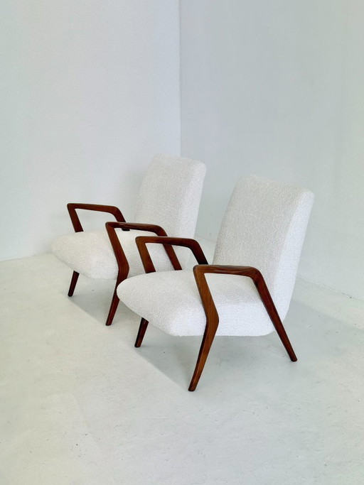 Sillón italiano de mediados de siglo hecho de madera de cerezo con bouclé blanco