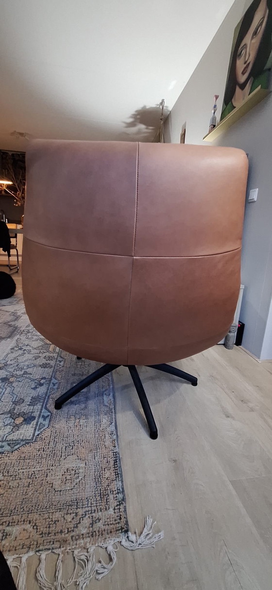 Image 1 of Poltrona girevole Reflex in pelle color cognac.