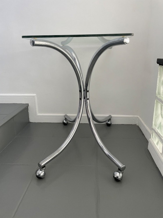 Image 1 of Salontafel van chroom en glas met wielen
