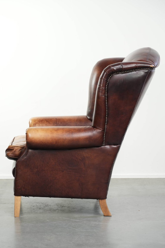 Image 1 of Comfortabele rundleren oorfauteuil in Engelse stijl met een prachtige warme kleurstelling en een karaktervolle uitstraling