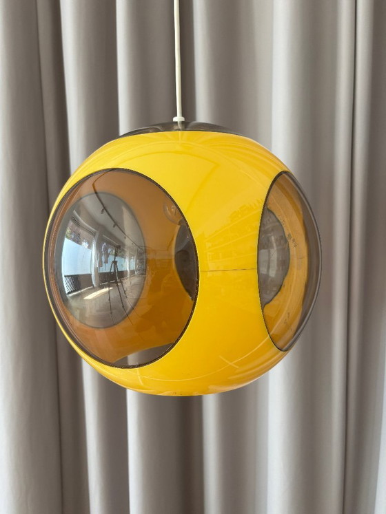 Lampada a sospensione vintage anni '70 a forma di UFO giallo con occhi di insetto, stile Space Age. – Massive (photo 3 of 14)