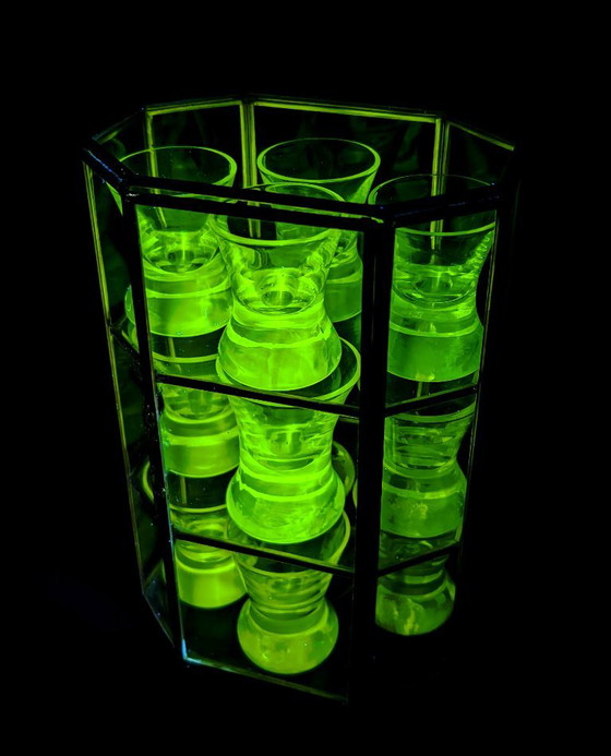 Vitrine en Laiton Doré & 11 Verres à Liqueur UV Réactifs, Cabinet de Curiosités, Verres et carafes, Métal (photo 7 sur 8)