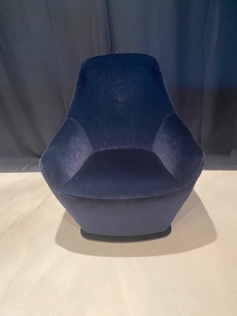 Leolux Cantate armchair with ottoman