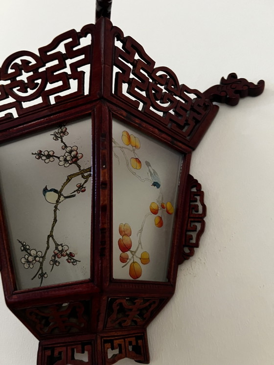 Image 1 of Paire d'appliques murales chinoises vintage en bois sculpté, style lanterne de palais - Panneaux de verre peints à la main à l'e