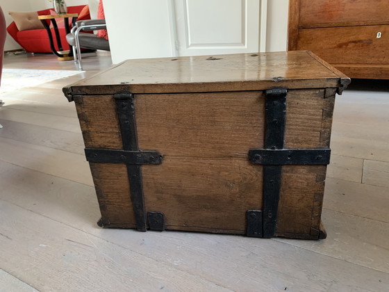 Image 1 of Tirelire ancienne en chêne