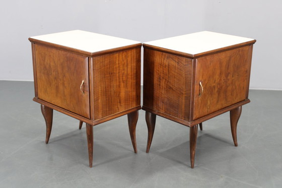 Image 1 of Pareja de mesillas de noche italianas de mediados de siglo en nogal con tapa de cristal, años 50