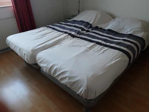 2 Auping beds electr. and Aurea lamps.