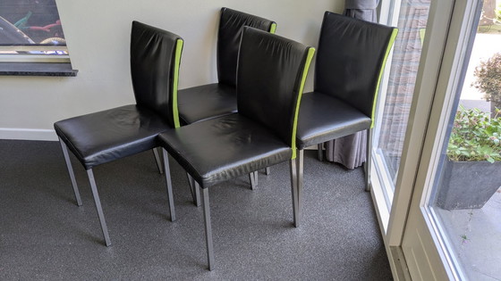 Image 1 of 4 sedie in pelle con dettagli color lime, gambe in acciaio inossidabile