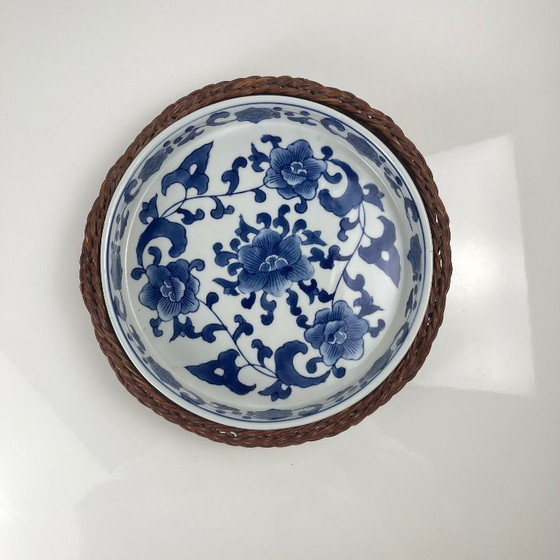 Image 1 of Set of 6 ceramic serving platters in white and blue floral pattern with woven wicker mount, 1970/80