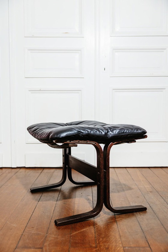 Image 1 of Siesta fauteuil en zwarte leren voetenbank van Ingmar Relling voor Westnofa, Noorwegen, jaren 60.