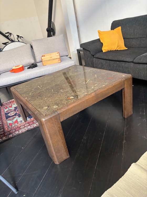 Image 1 of Mesa de centro antigua con cubierta de piedra fósil y patas de madera