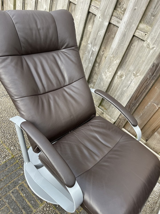 Image 1 of Donkerbruin leren retro relaxfauteuil/draaifauteuil