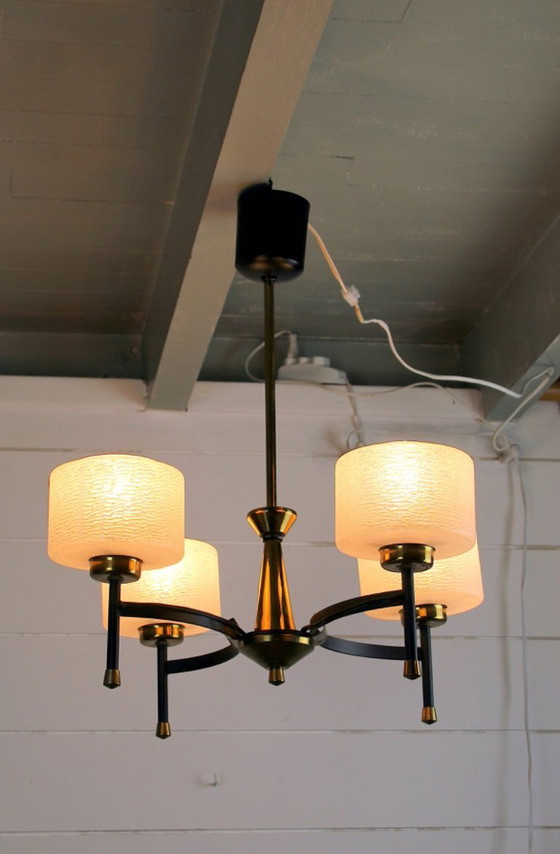 Image 1 of Maison Arlus, kroonluchter uit het midden van de vorige eeuw, messing en opaal, Frankrijk 1950