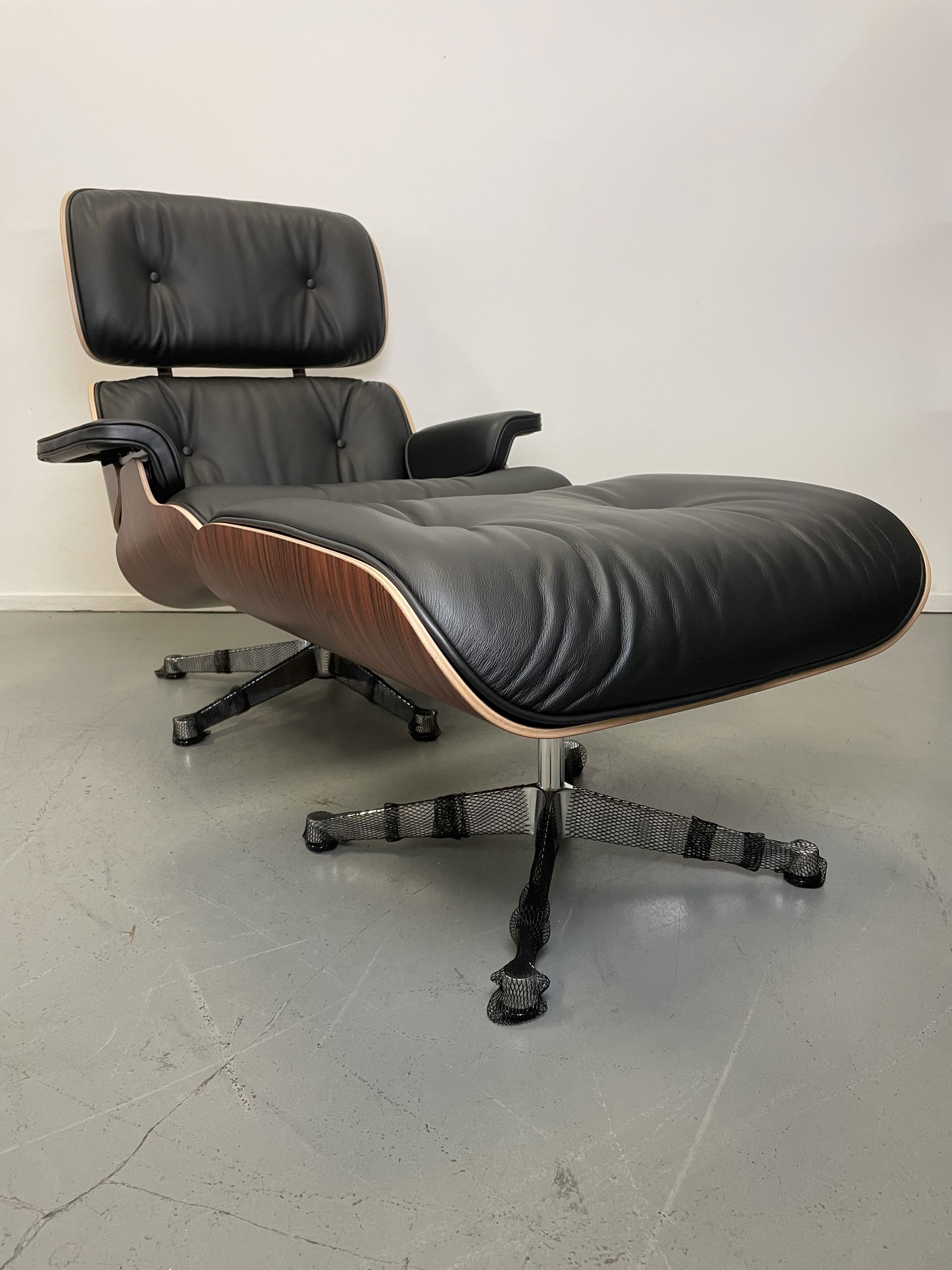 Eames lounge store chair xl