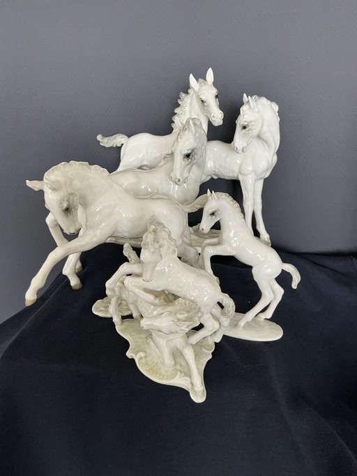 Unica 5 Porcelijnen paarden van hutsenreuter <>ontwerper K.Tutter
