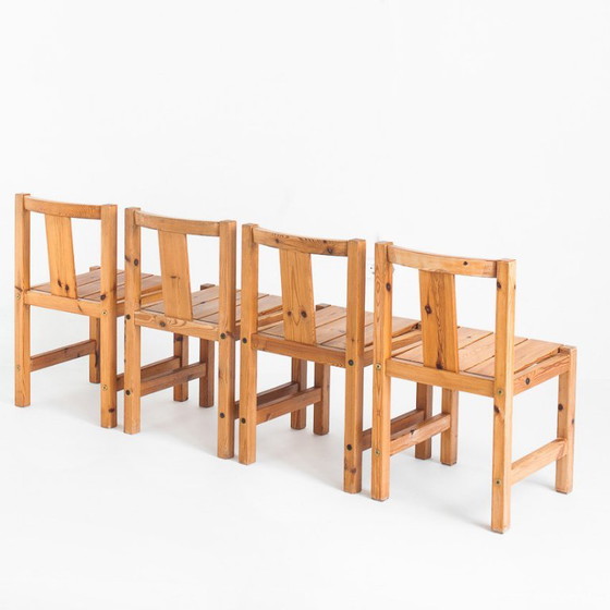 Conjunto de cuatro sillas y banco de estilo escandinavo. Madera de pino. Fabricado por Sotka. Finlandia, (photo 4 of 15)