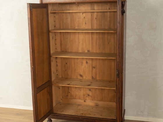 Antieke kast met twee deuren en houtsnijwerk. – Kasten, Wood (photo 4 of 7)