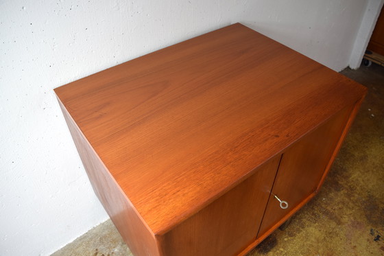 Image 1 of Armadio in teak del metà del secolo Dresser Armadio d'epoca cassettiera