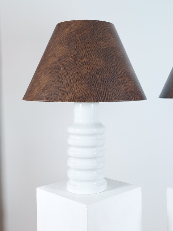 Een paar vintage porseleinen VEB-tafellampen uit het midden van de vorige eeuw met lampenkap van imitatieleer. (photo 4 of 7)