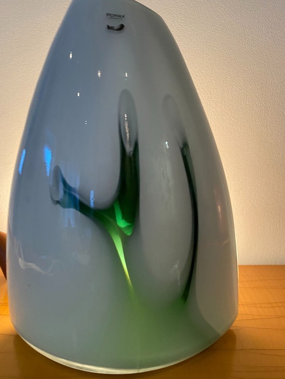 Image 1 of Witte en groene glazen vaas uit de Pomax Hom-collectie
