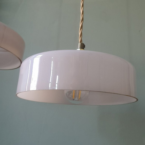 Image 1 of Ensemble (2) lampes suspendues Art Déco vintage en verre opalin rose pastel.
