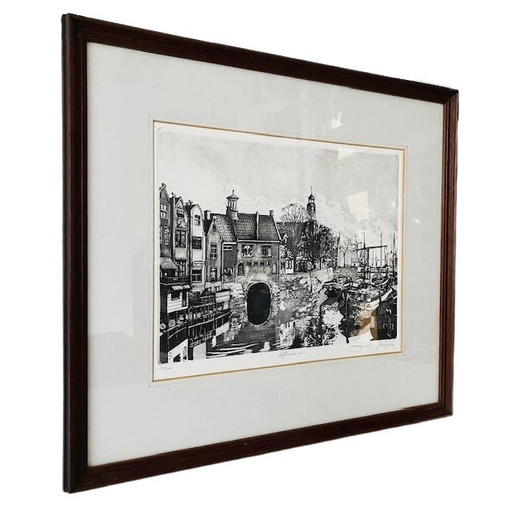 Peinture à l'eau-forte signée par Jan van Rijsewijk, représentant le port de Delft dans les années 1960.