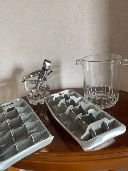 Vintage Mid-Century Barware Ice Set (1950's/1960's) – 2 Aluminum Ice Trays & 2 Glass Ice Buckets – keukenaccessoires