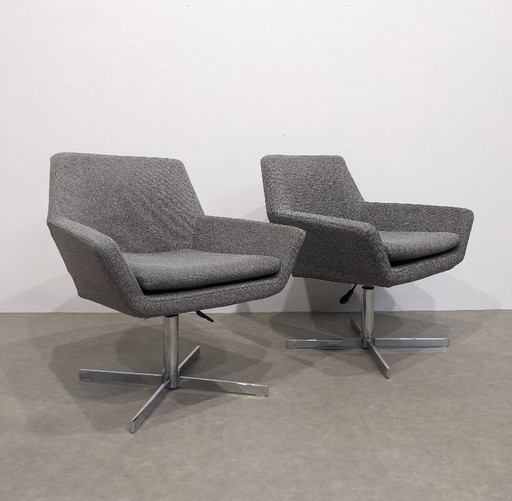 Grauer Sessel im Retro-Design der 1960er Jahre