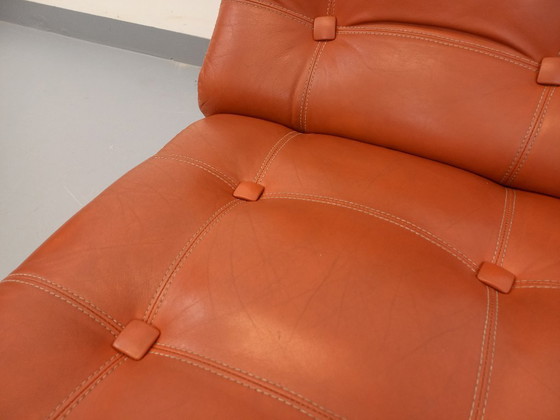 Image 1 of Vintage Roche Bobois-fauteuil in chroom en tegelkleurig leer uit de jaren 70.