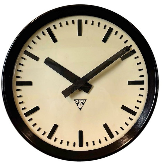 Image 1 of Orologio da parete industriale in bachelite di Pragotron, anni '60