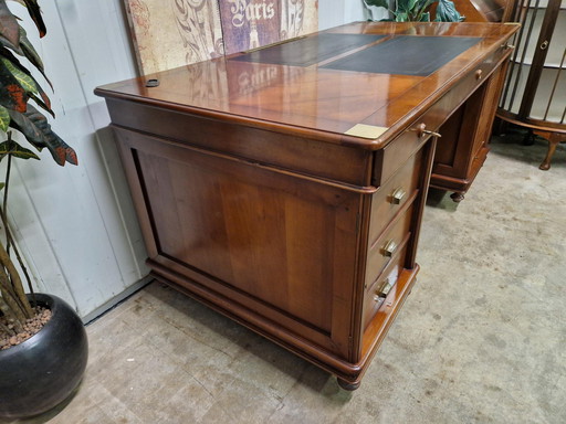 Klassiek kersenhouten dubbelzijdig bureau, schrijftafel, partnerdeks met lederen inleg lichte leeftijdssporen 