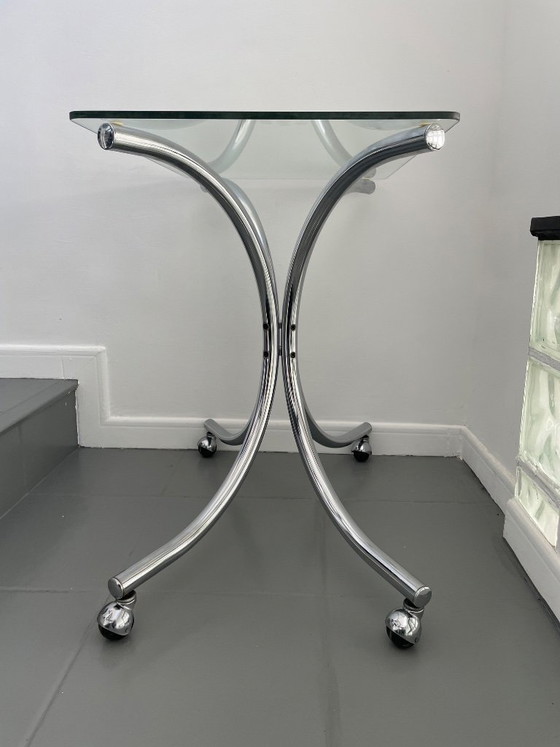 Image 1 of Salontafel van chroom en glas met wielen
