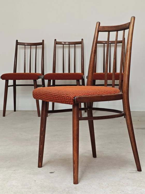 Juego de 4 sillas de comedor TON Bystrice Antonin Suman tela naranja – Thonet, Wood, Mid Century Modern (photo 13 of 16)