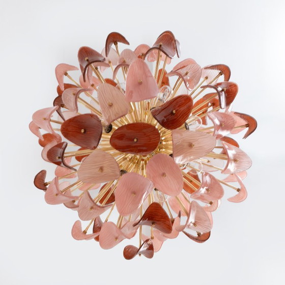 Image 1 of Italiaanse Sputnik-kroonluchter in roze en robijnrood Murano-glas en messing