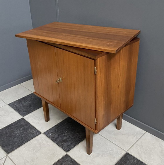 Image 1 of La parte superiore del giradischi/mobile audio può ruotare negli anni '60