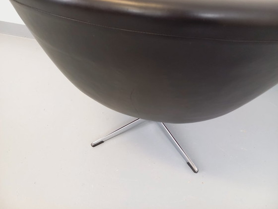 Image 1 of Vintage Scandinavische draaifauteuil van imitatieleer en chroom uit de jaren 70.